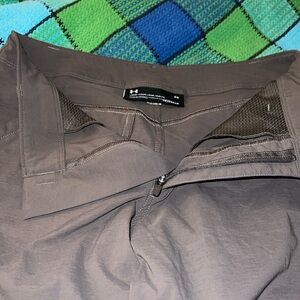 NWOT Men’s Under Armour brown loose fit hybrid shorts size 28